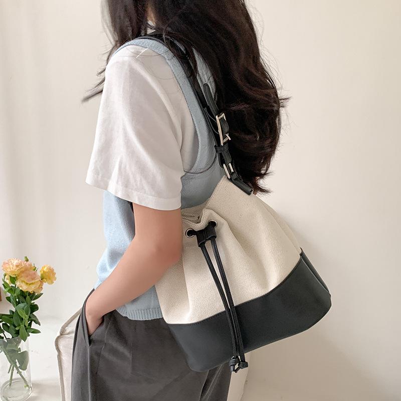 Neue koreanische Patchwork-Schultertasche mit Kordelzug für Damen, modisches Nischenprodukt, geräumige Canvas-Tasche für Pendler