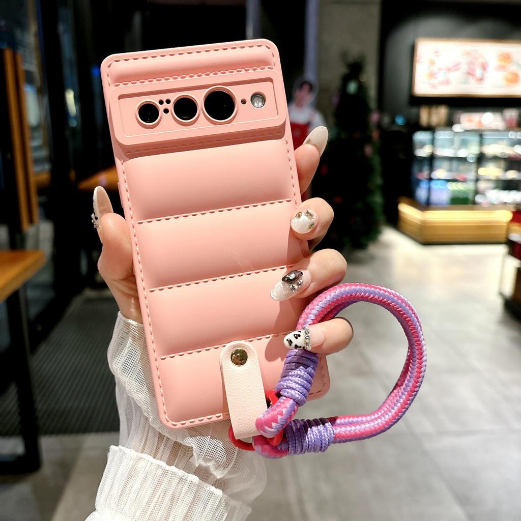 Anwendbare Google Pixel Hüllen Kollektion: Pixel 10 Daunenjacke, Pixel 6 Leder-Handgelenkband, Pixel 8 Vollschutzhülle.