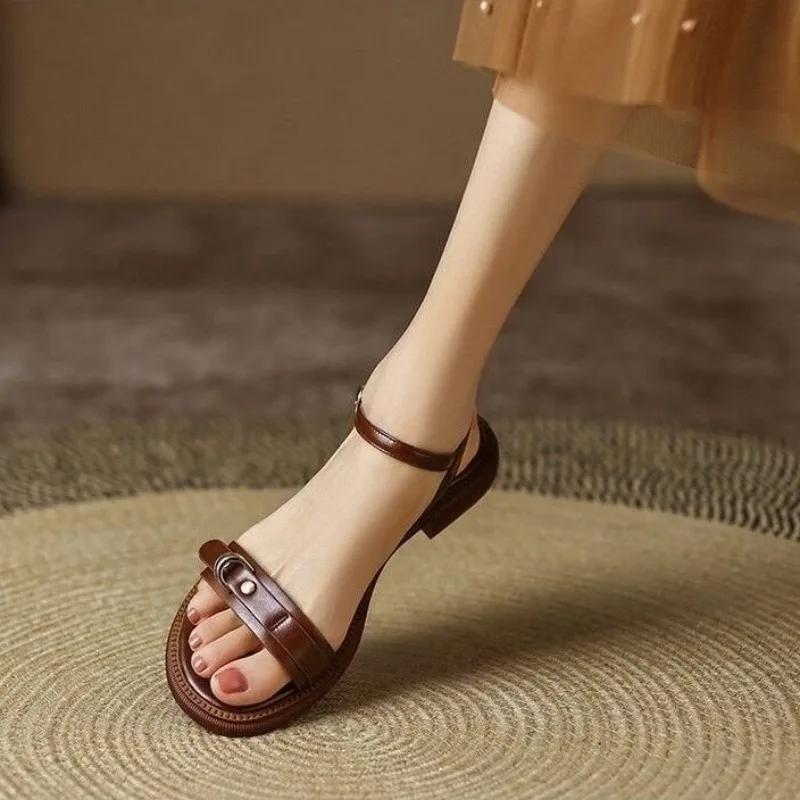 

Designer New Summer Women Sandals Luxury Narrow Leather Strap One Word Buckle Strap Flat Sandals Wide Heel Platform Casual Shoes 35 коричневий