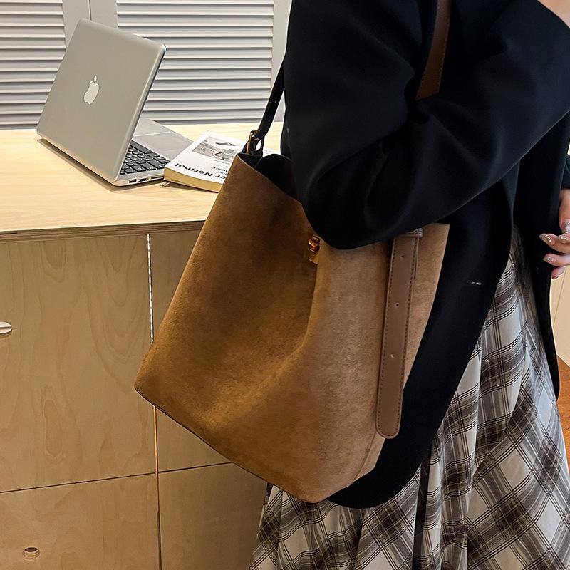Large Capacity Commuter Tote Bag Winter New Fashionable Versatile Shoulder Bag Women's Bucket Bag