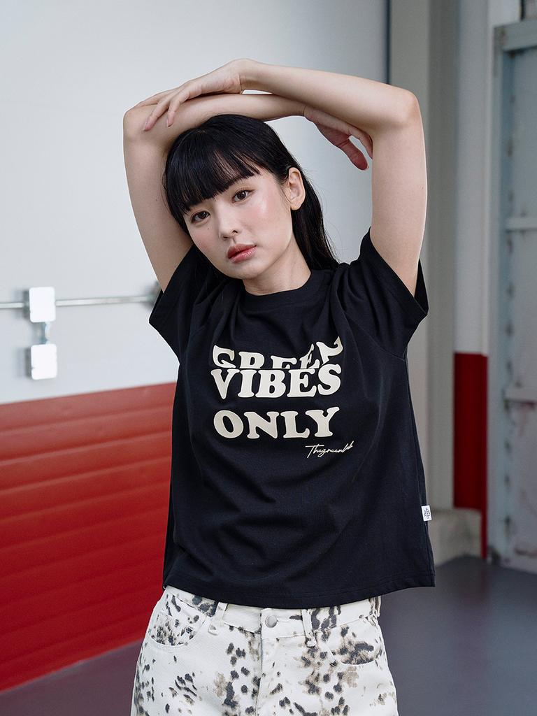THE GREEN LAB Green Vibes Only Textured Lettering Short Sleeve T-Shirt [Black]