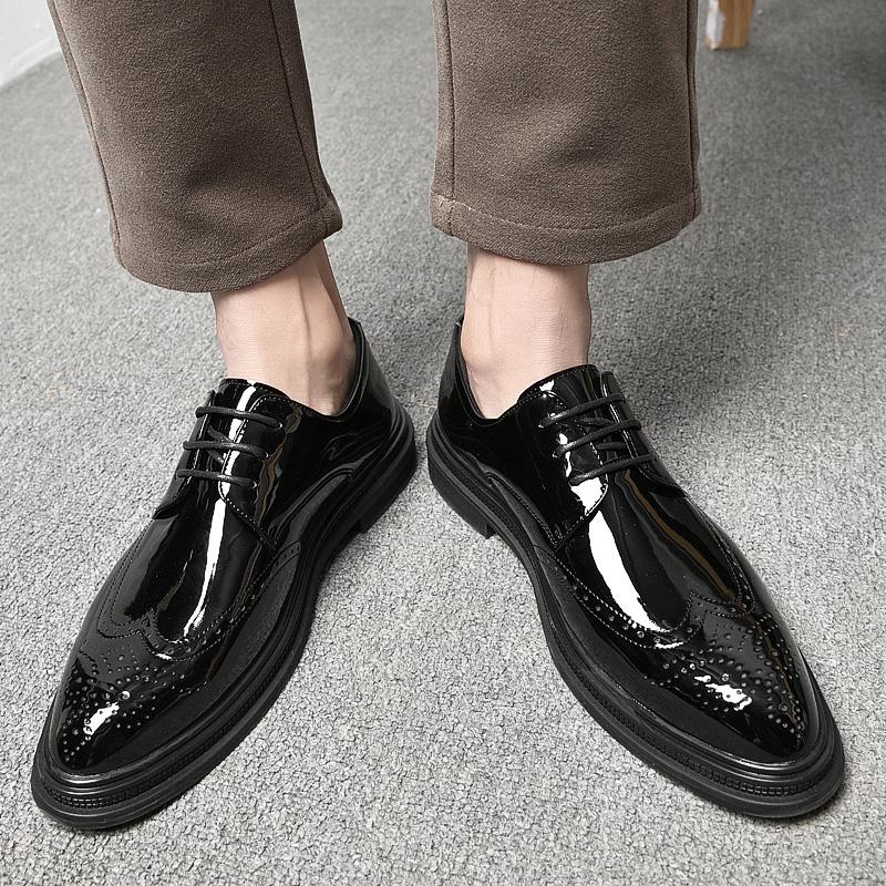 New Luxury Men White Brogue Lace Up Patent Leather Loafers Male Casual Moccasins Oxfords Driving Shoes Wedding Party Prom Flats
