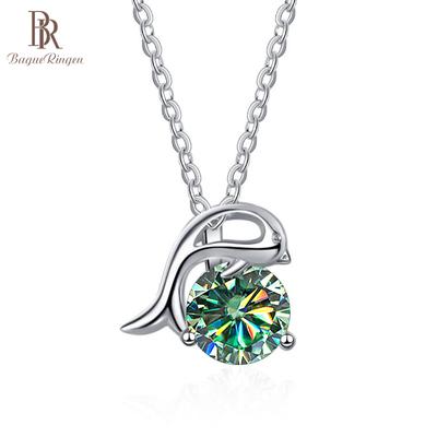 BagueRingen Colier cu pandantiv din argint 925 placat cu aur alb de 18K rotund verde de 1,0 ct 6,5 mm Moissanite în formă de delfin femeie cadou pentru fete