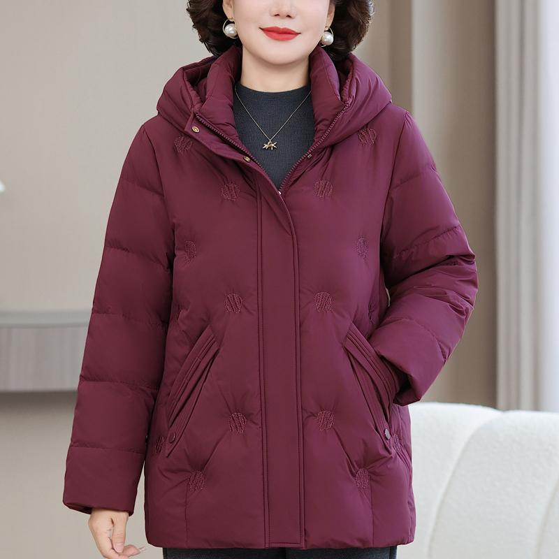 Nadměrná velikost XL-6XL Dámská krátká prošívaná bunda středního věku Zimní svrchní oděv s kapucí Elegantní výšivka Hřejivé péřové kabáty