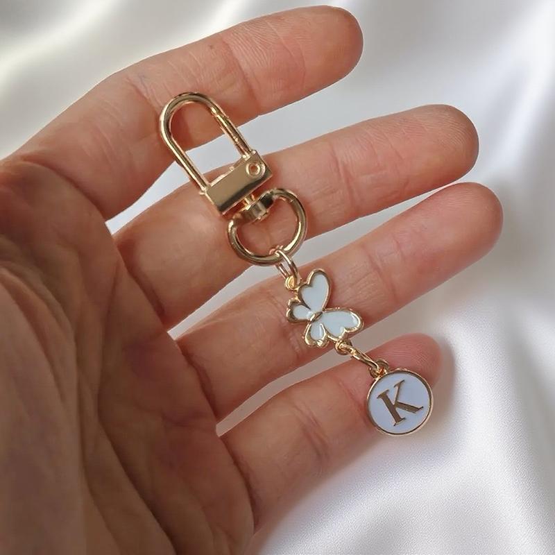 Metalowy Brelok z Literą Motyla A-Z 26 Liter Brelok Urok Uchwyt na Klucze Samochodowe Zawieszka do Torby Akcesoria Biżuteria Prezent