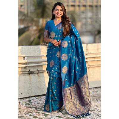 Il bellissimo sari è elegantemente decorato con una splendida trama jacquard solida che conferisce un aspetto perfetto all'outfit.