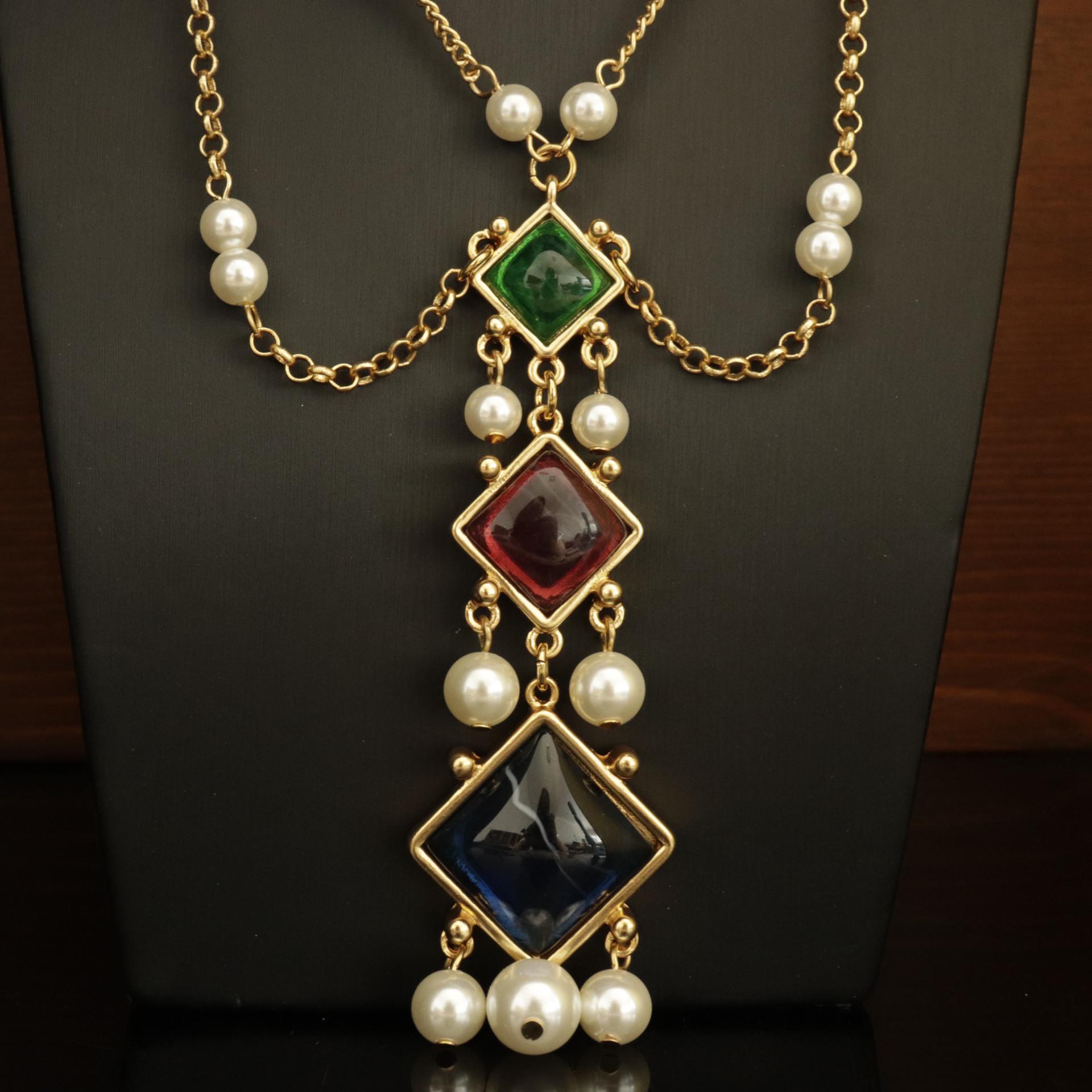 French Retro Colorful Pearl Square Pendant Necklace - Elegant High-End Design