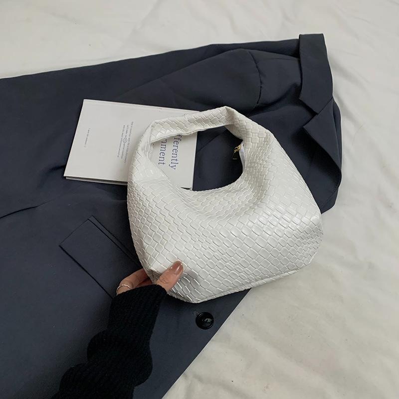 

Французская плетеная сумка высокого класса женская 2025 новая сумка на плечо подмышку текстурная сумка универсальная белый