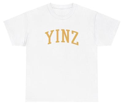 Yinz Slang Meme T-Shirt Lustiger Slang aus dem Mittleren Westen Varsity-Stil Seltsam Spezifisches Tee