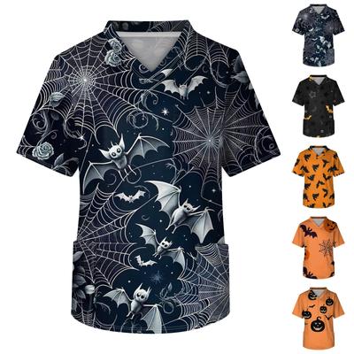 Kurzärmliges Pflegeoberteil für Herren mit V-Ausschnitt und Halloween-Aufdruck auf der Brusttasche