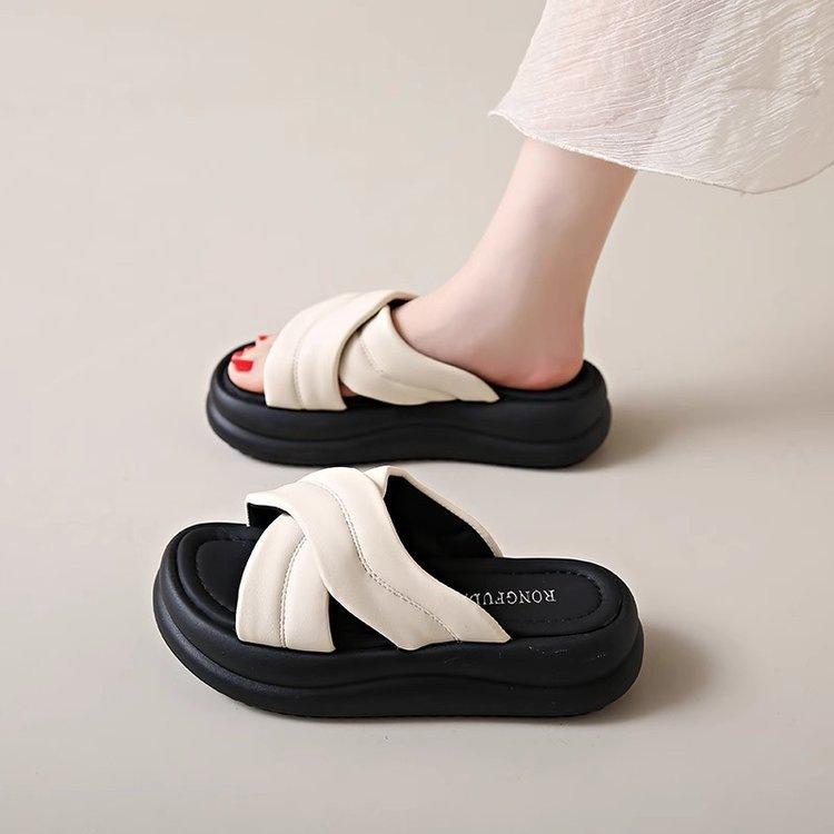 Cool Slippers Women's Summer Wear 2025 New Heightened Thick-soled Silver Slippers Internet Celebrity Fashion Versatile One-word Slippers