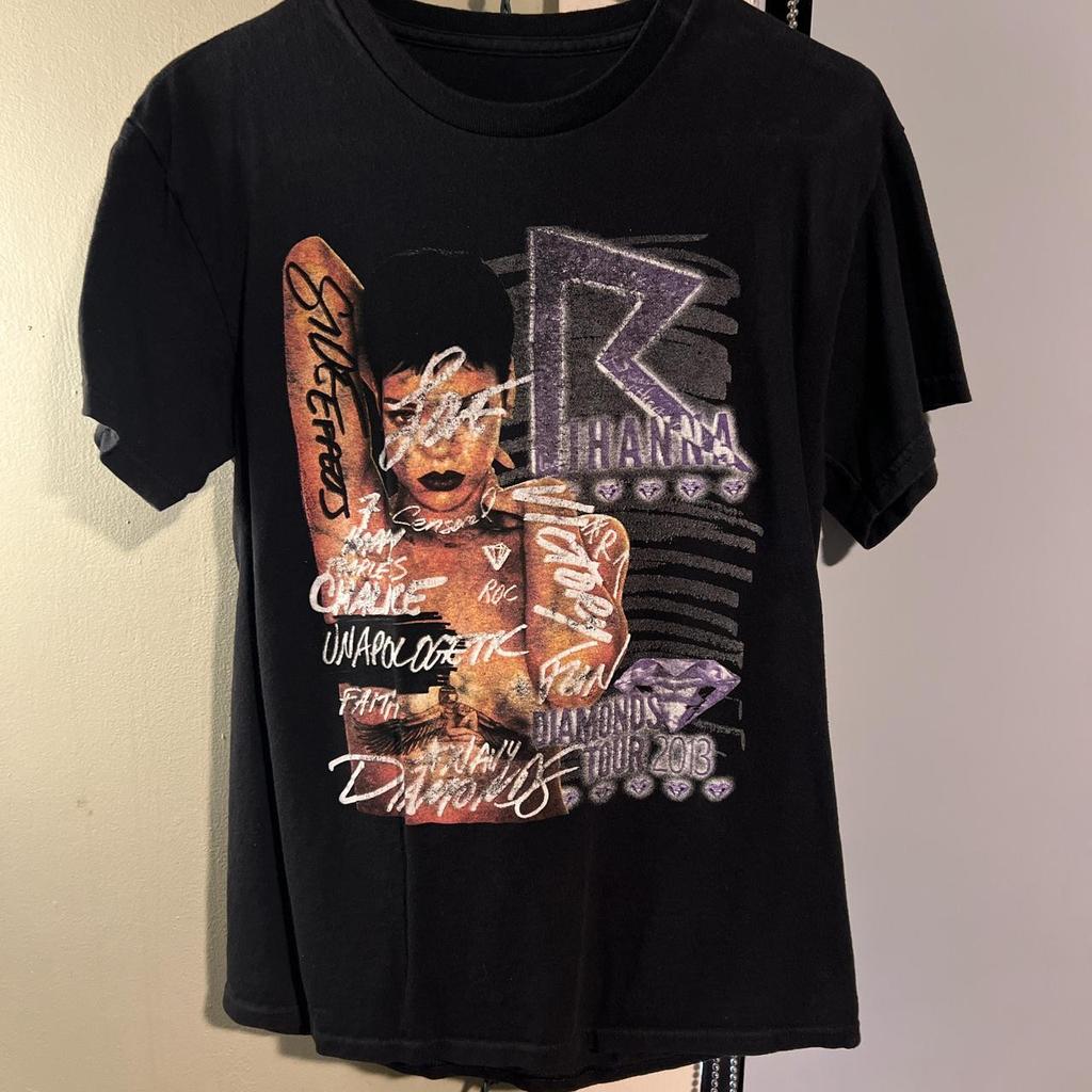 Vintage Men’s Rihanna Diamonds World Tour 2013 Black Purple T-Shirt Concert Tee