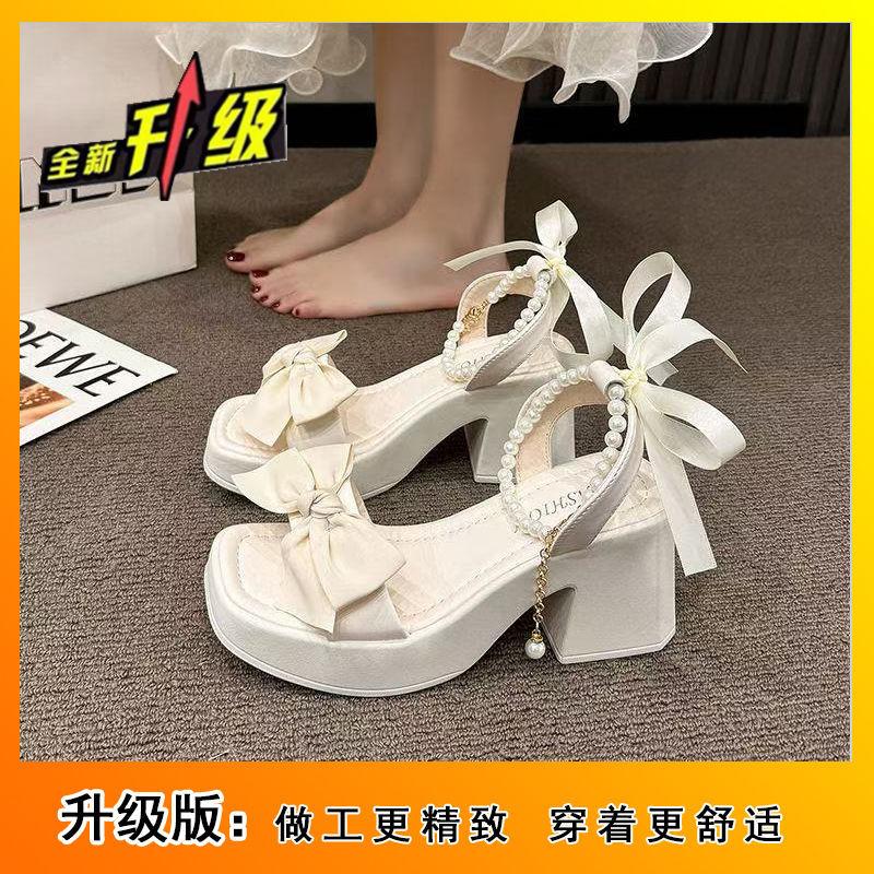 In the summer of 2025, the new popular foreign-style pearls with sandals, women wear fairy style with skirts and high heels.