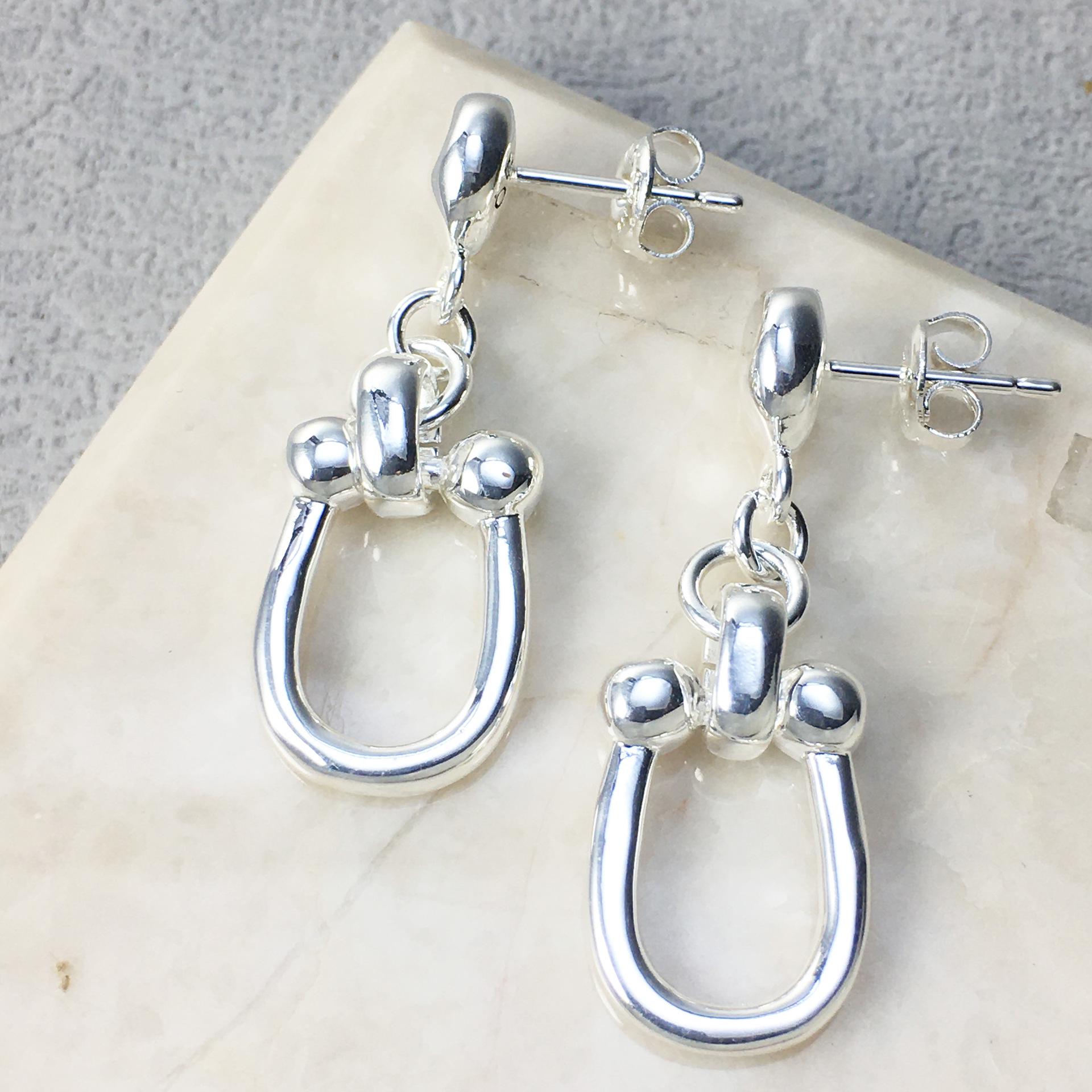 UNOde50 U-Shaped Horseshoe Buckle Earrings - Trendy Spanish Brand Accessories