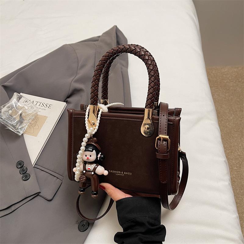 

Korean version of niche popular bag women s 2025 autumn new simple messenger small square bag foreign style portable shoulder bag