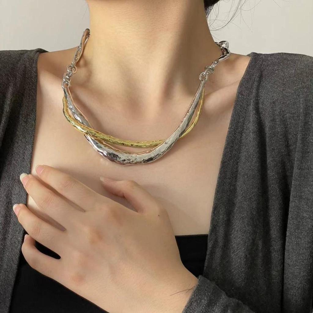 European and American Style Geometric Twisted Metal Necklace: Trendy, Bold, and Fashionable Clavicle Chain for Women