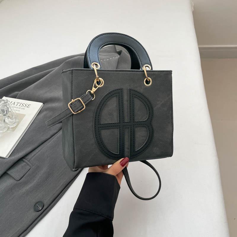 

Модная высококлассная маленькая квадратная сумка с принтом букв, женская, ретро, универсальная, повседневная, с индивидуальной текстурой, в иностранном стиле, популярная сумка-мессенджер чёрный