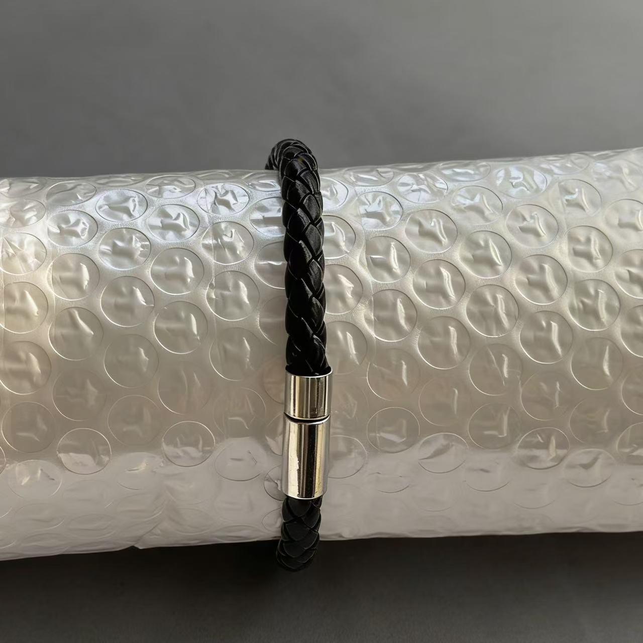 

Best-Selling Geometric Leather Bracelet with Alloy Magnetic Clasp for Men чорний