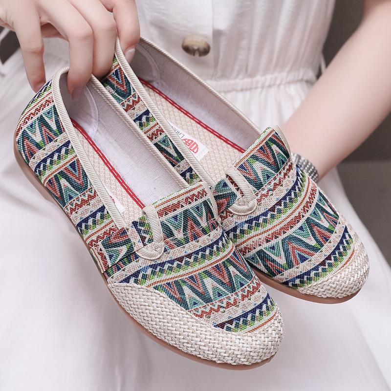 2025 Frühling und Sommer alte Peking Stoffschuhe Damen flache Absätze, ethnischer Stil, flacher Ausschnitt, Mittelalter und ältere Menschen mit einem Fuß, fauler Mot