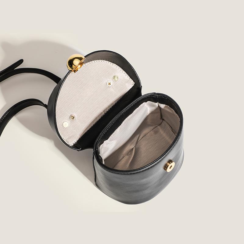 2025 autumn and winter, popular handbags outside, women's new trendy fashion and versatility, shoulder messenger bag, bucket bag.