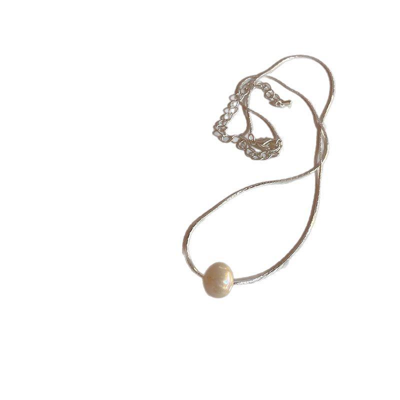 Elegancki Francuski Srebrny Naszyjnik z Perłą w Kształcie Serca - Luksusowy Łańcuszek na Kluczową Kostkę dla Kobiet