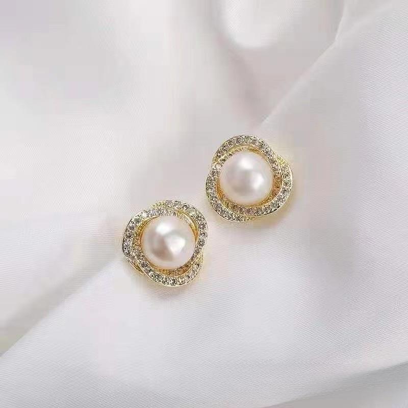 Pendientes de perlas de alta gama de moda Pendientes retro de nicho francés de lujo ligero Pendientes de perlas simples y versátiles para mujer