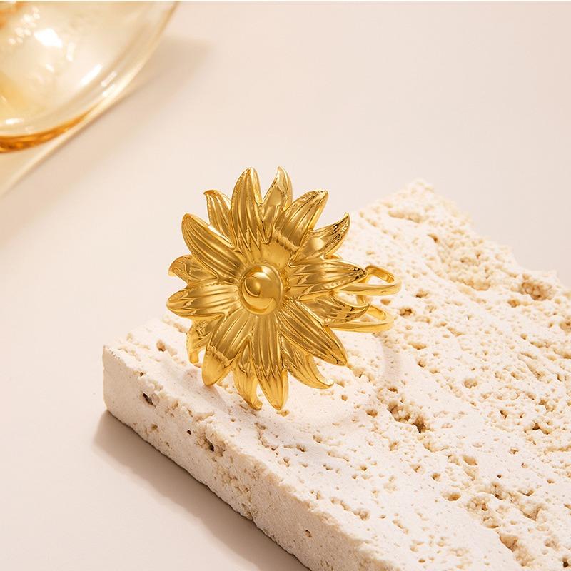 Europäischer und amerikanischer Titanstahlring mit Blumenöffnung, vergoldeter High-End-Zeigefingerring, farbenfroher, vielseitiger Ring, Schmuckgeschenk