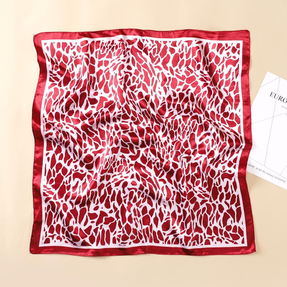 Leopardtrykk lite silkeskjerf 60 cm lite firkantet skjerf Dameskjerf Dekorativt hodeskjerf Mote silkeskjerf Halskjede
