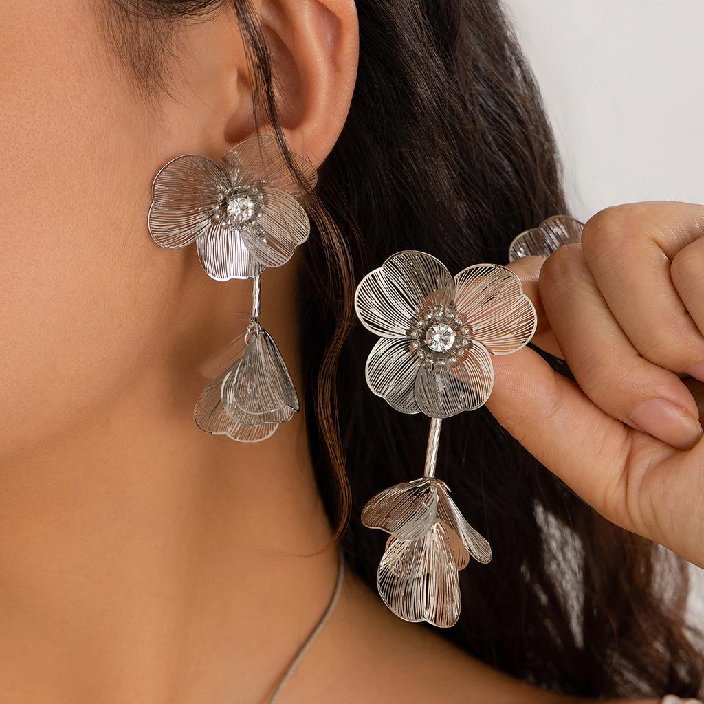 Niche Sweet And Cool Ginkgo Biloba Leaf Fringed Necklace Female Design Sense Diamond Three-Dimensional Flower Necklace Choker