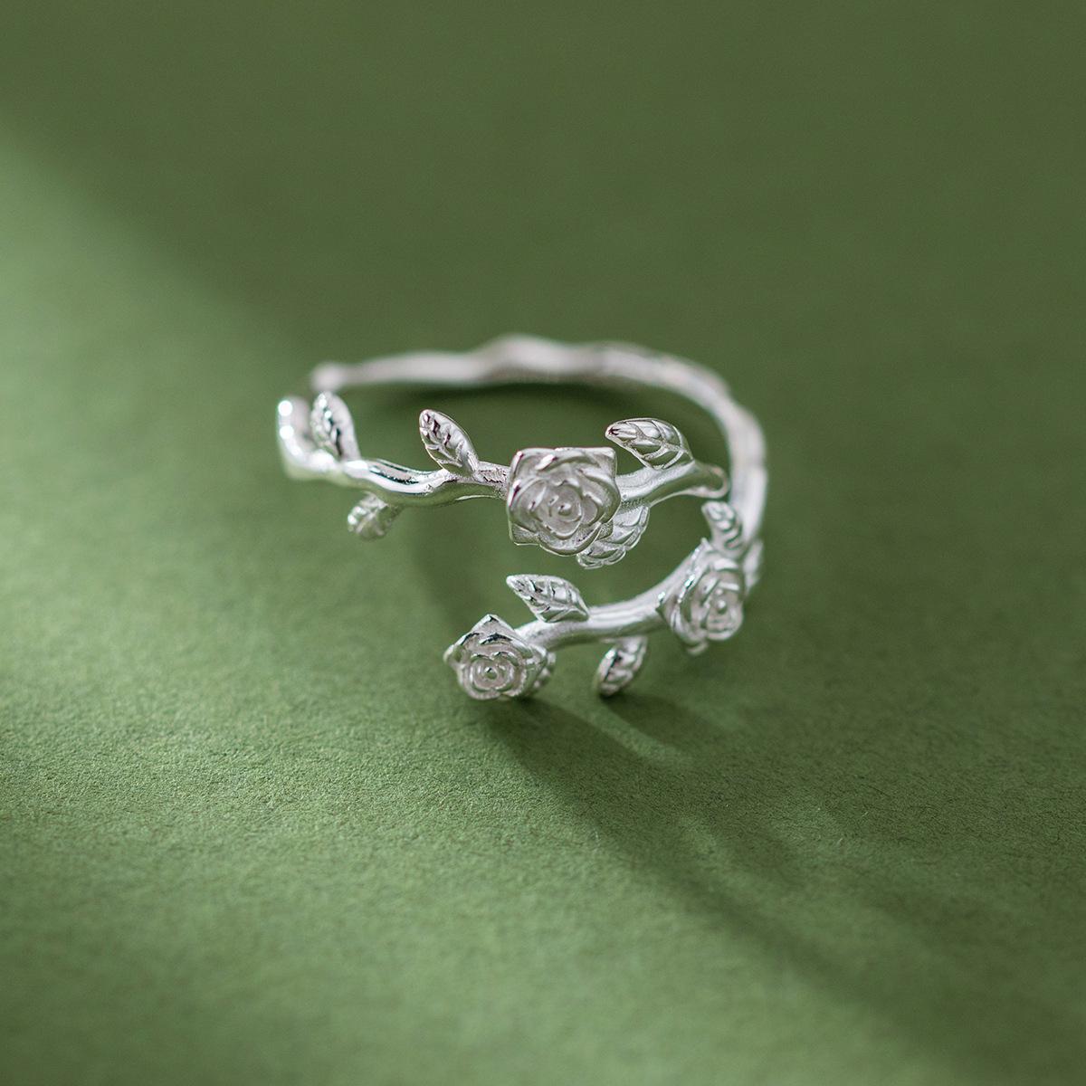 

Vintage Forest Thorn Rose Ring: Elegant and Versatile Design for Women Adjustable Opening