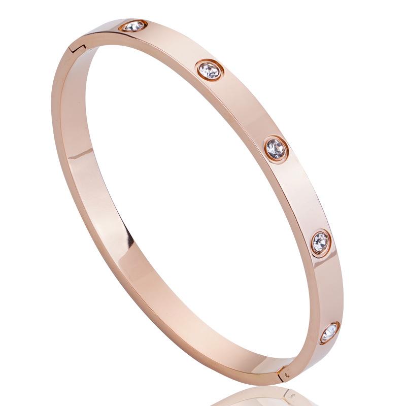 Retro Diamond Patterned Wristband Bracelet for Women with Light Luxury Temperament