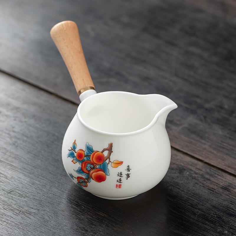 Tazza da fiera in porcellana bianca giada di sego manico laterale in legno massiccio tazza da fiera grande distributore di tè in ceramica dispositivo per versare il tè mare del tè