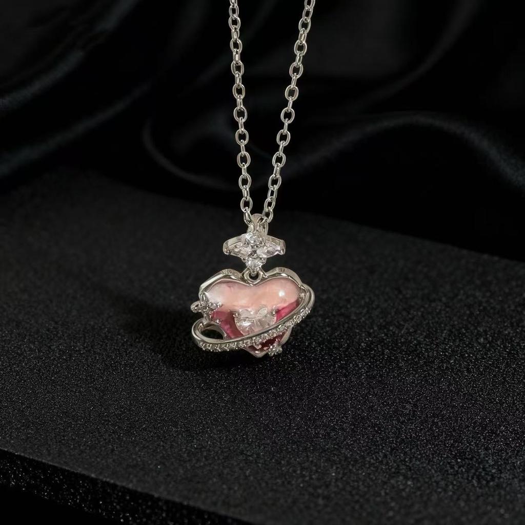 Metal Heart Crown Collarbone Necklace Hip Hop Pendant Necklace For Women Luxury Chain Accessory