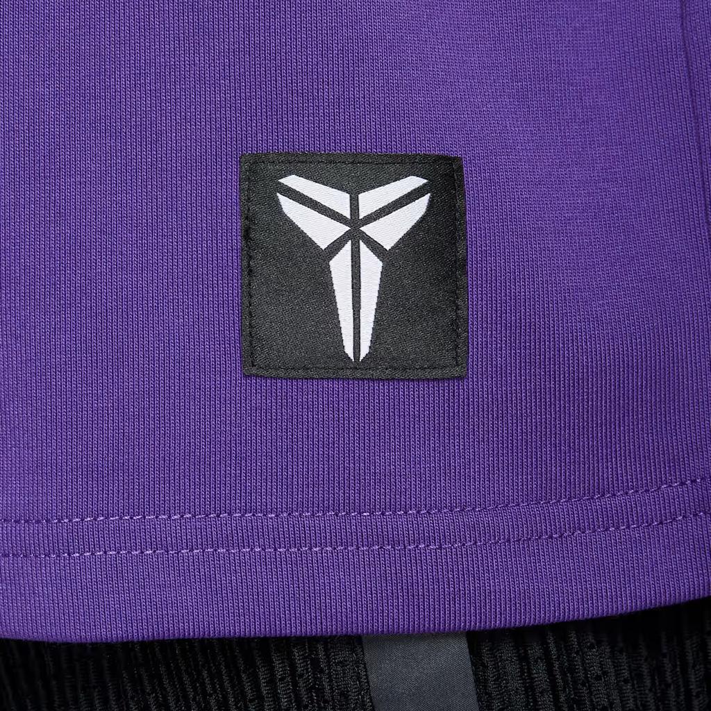 Nike T-shirt da uomo a maniche corte, vestibilità ampia, ad asciugatura rapida, tecnologia Dri-Fit, ispirata a Kobe, IM0321-504