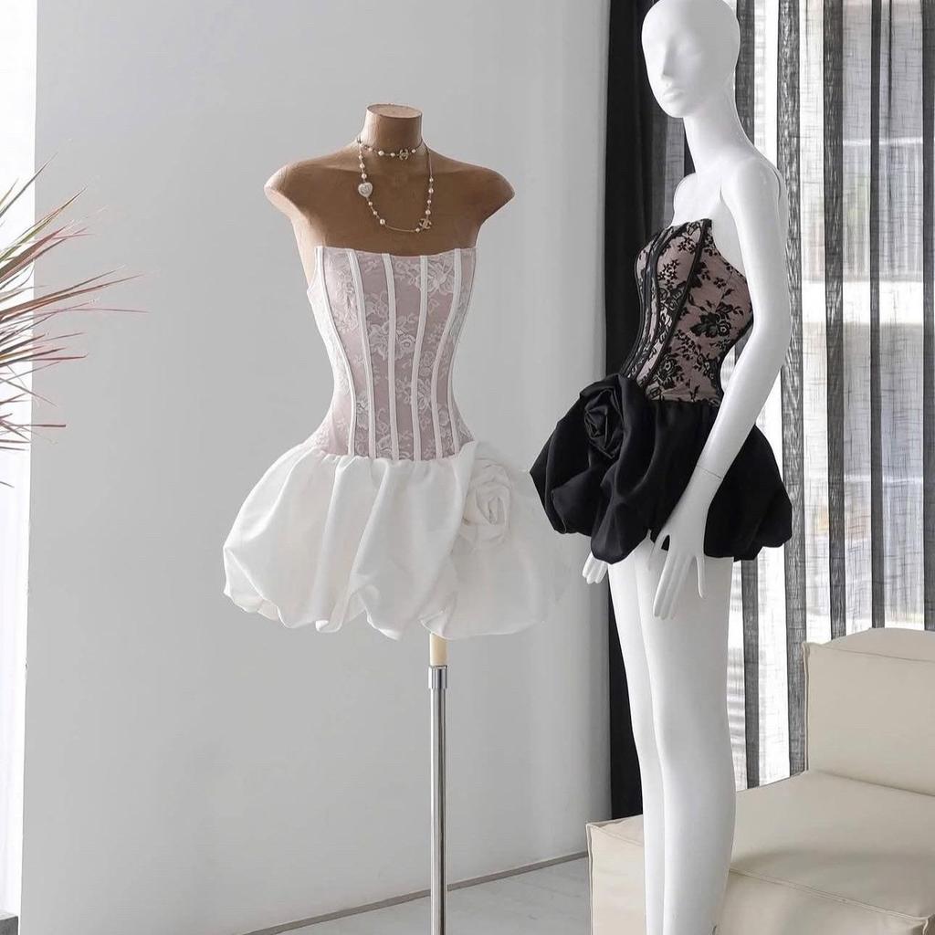 Elegantes Rosen-Bandeaukleid mit Spitzen-Patchwork – Petite-Größen, Frühsommerkollektion 2026