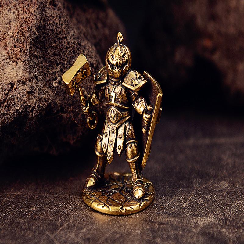 Mosazná Socha Vojáka Štítonoše Dýňový Démon Válečník Kousek k Dekoraci s Kladivem Dýňová Pokrývka Hlavy Figurka Dekorace do Domu Kanceláře