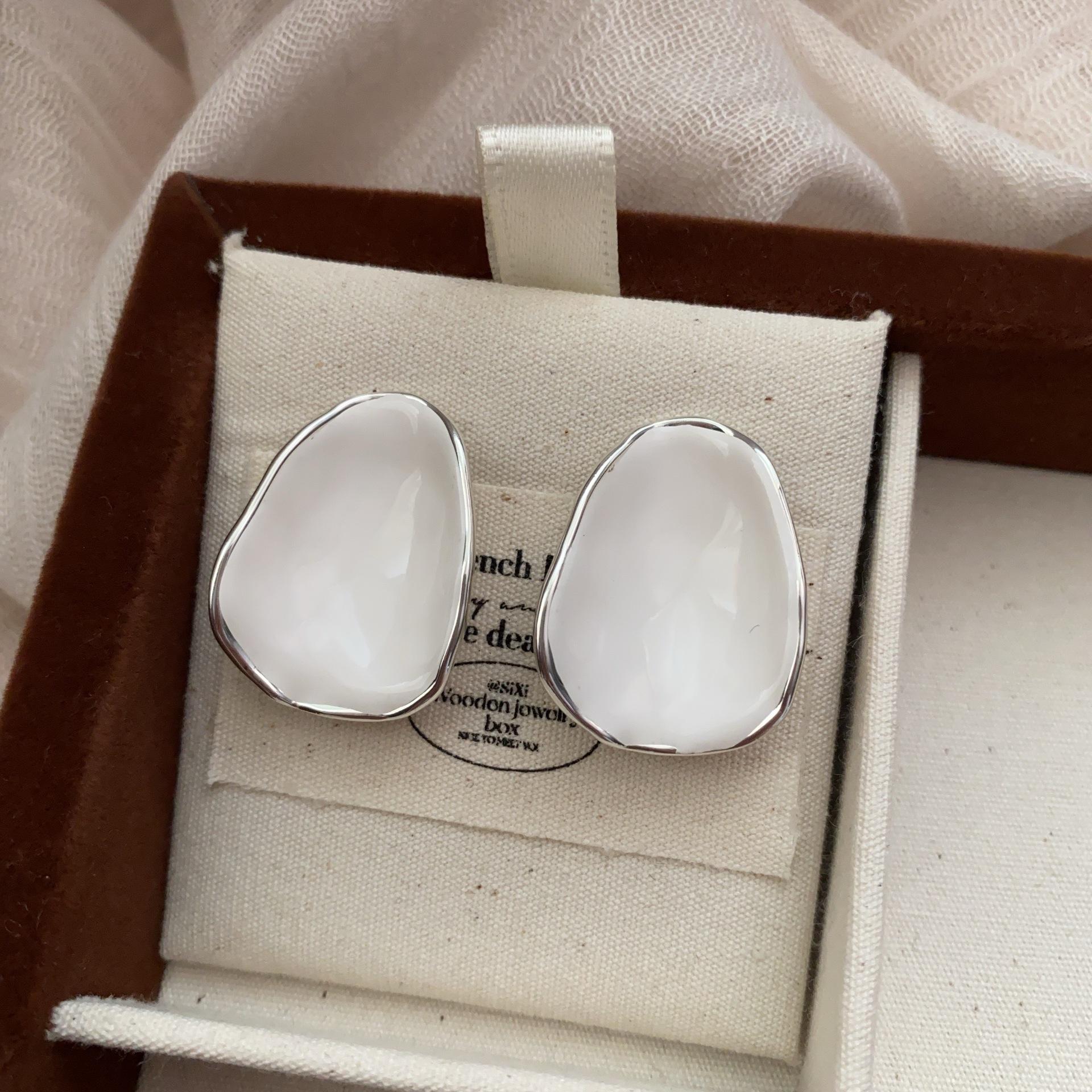 French Literary Retro Metal Pearl Flower Stud Earrings Niche Versatile Commuter Temperament Earrings Earrings
