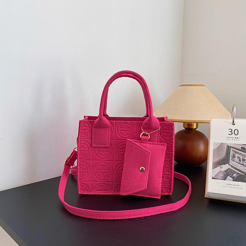 İki parçalı set küçük taze düz renk 2025 sonbahar yeni kabartmalı taşınabilir çapraz askılı küçük kare çanta