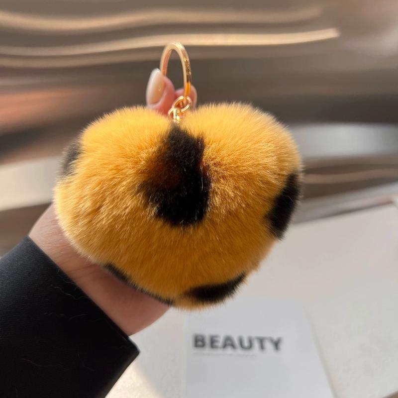 [Cute little love] Real Rex rabbit hair heart-shaped car keychain pendant ins hair pom-pom book bag pendant