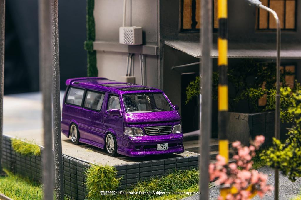 TARMACWORKS Toyota Hiace Wagon Custom Lila Fertigprodukt 1/64 T64R-078-PU