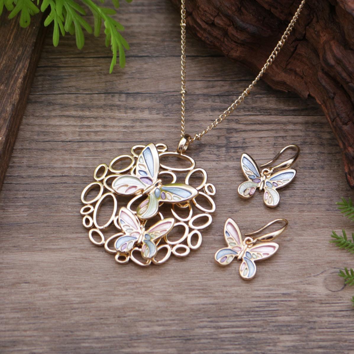 

Новый набор сережек-подвесок с полыми бабочками, расписанными масляными красками, женский премиальный набор ожерелья и сережек-бабочек