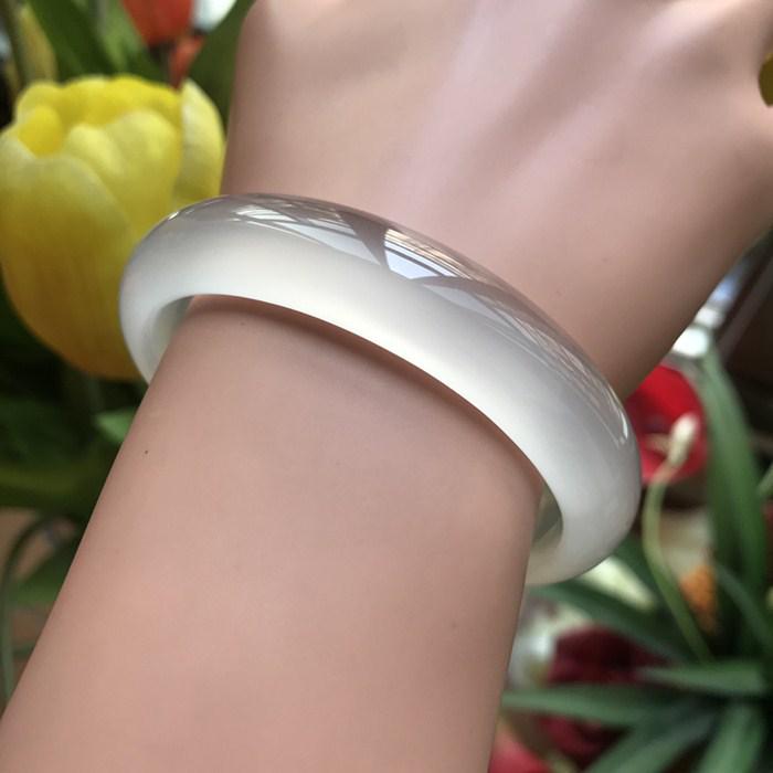 Women s White Ice Jade  Madagascar Agate Bracelet, Multiple Styles, Chalcedony Lychee Jelly Fluorescent Skin-Enhancing Gift