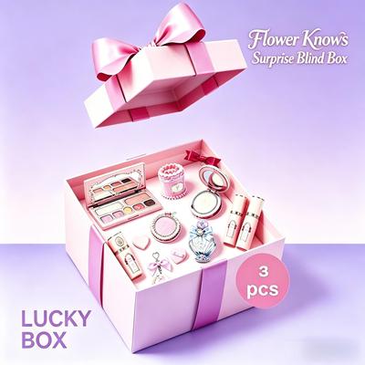 Flower Knows Conjunto Surpresa de Caixas Cegas (3-4 produtos) com itens incluídos aleatoriamente, como sombra, blush, batom e pequenos acessórios.