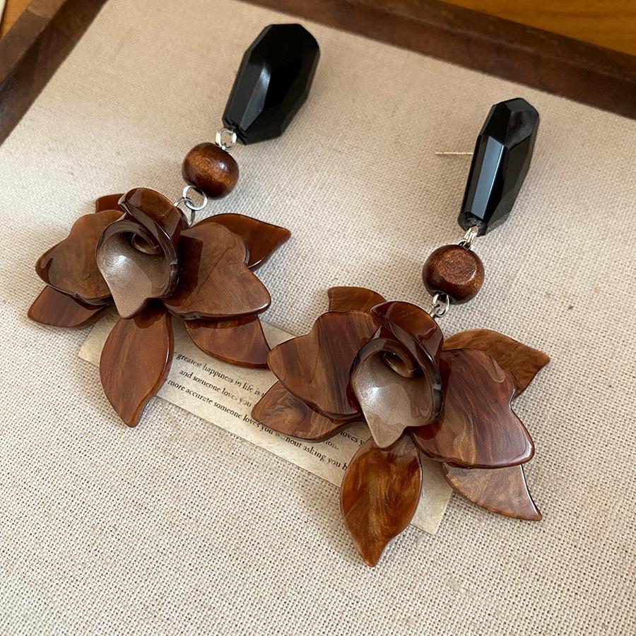 Silver needle resin flower pendant earrings Maillard retro simple fashion stud earrings niche high-end earrings