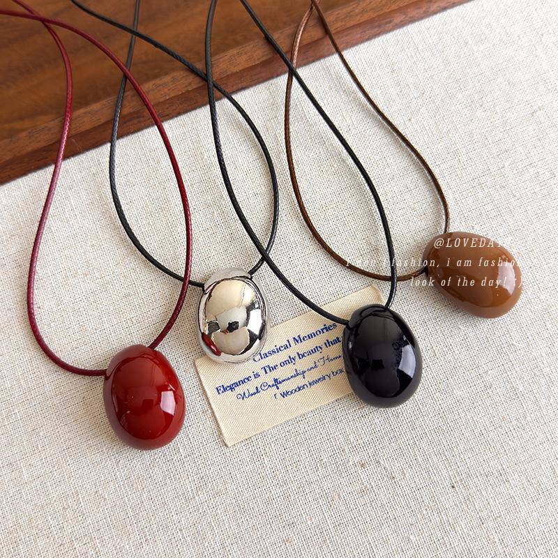 Stylish Women's Long Bean Wax Rope Necklace – Versatile Clavicle Chain Seen on Fashion Bloggers.