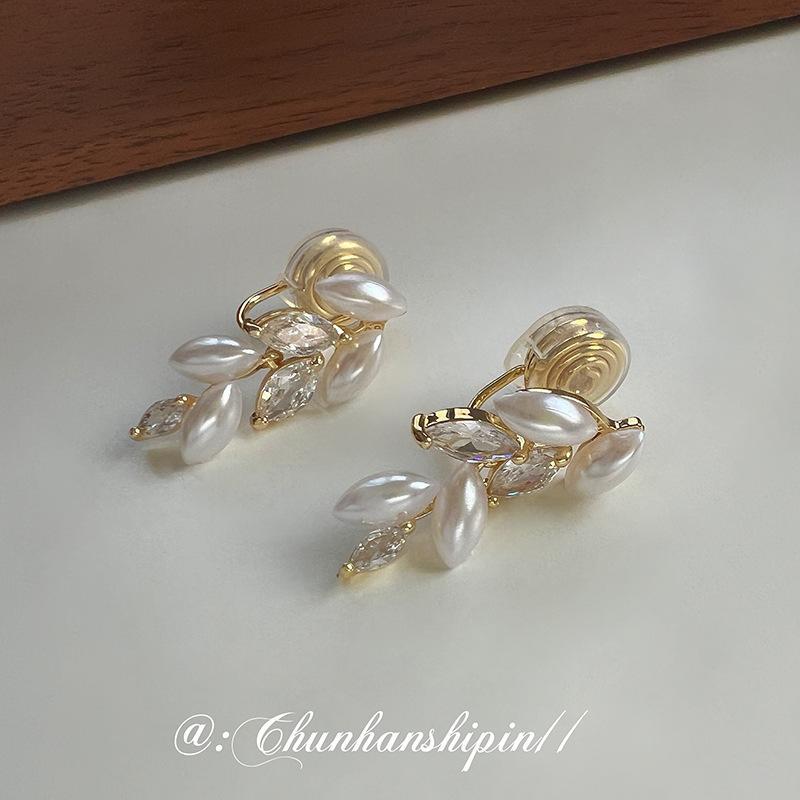 

Wheat ear pearl zircon earclips without earholes Light luxury temperament Long earrings Autumn and winter niche design exquisite earrings