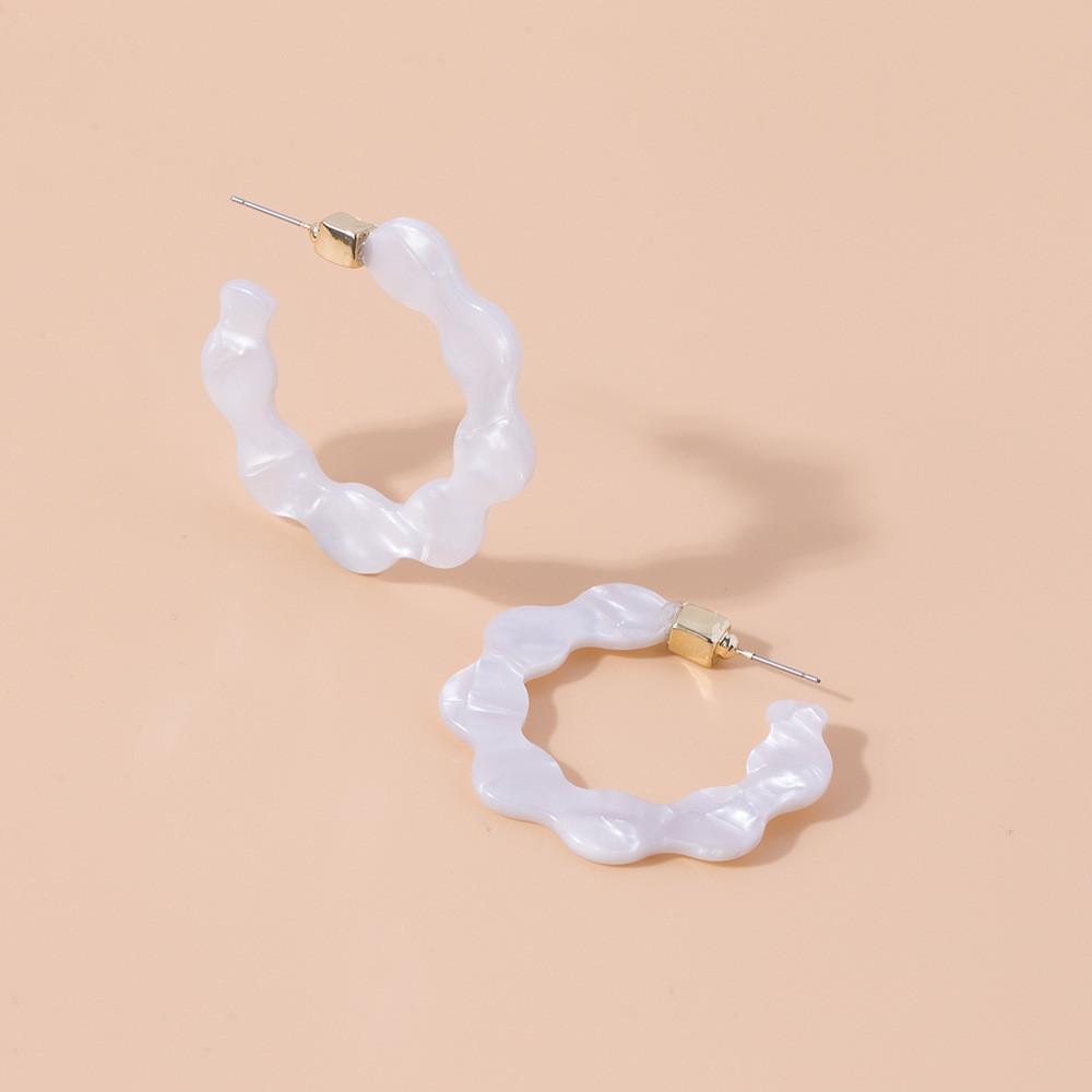 Ohmei Kuai Jing Fashion-forward White Acetate Alloy Flower Edge Earrings For Weddings