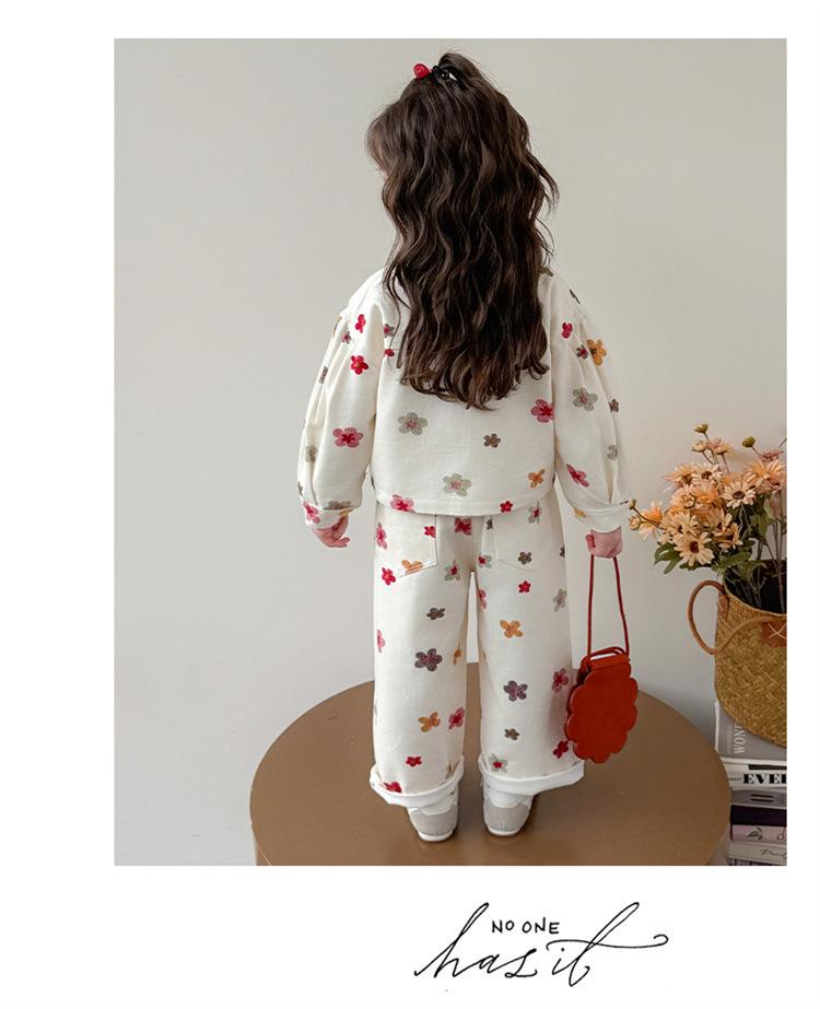 2025 Herbst Mädchen Off-White Denim-Set mit kleiner Blumenstickerei - Koreanischer Stil Zweiteiler für den Kindergarten
