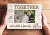 Darling Souvenir MADE WITH LOVE Gravierter Tischaufsteller-Fotorahmen Holz Gemeinsam bilden wir Familie Zitate Weißer Bilderrahmen