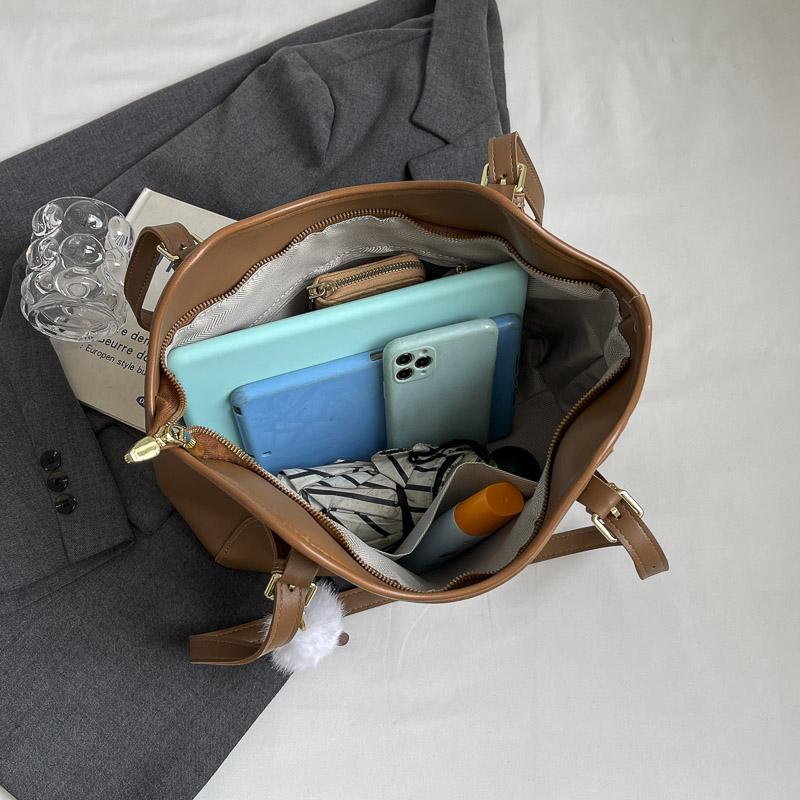 Retro Simple Large Capacity Feminine Shoulder Bag  Versatile Bag for Work and Commuting  Monochromatic Bag